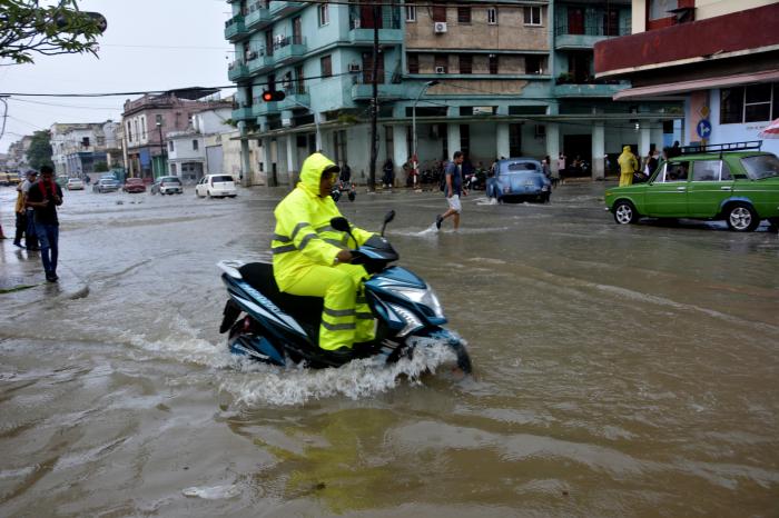 Inundaciones por las fuertes lluvias en La Habana, Infanta y Manglar, Cerro.