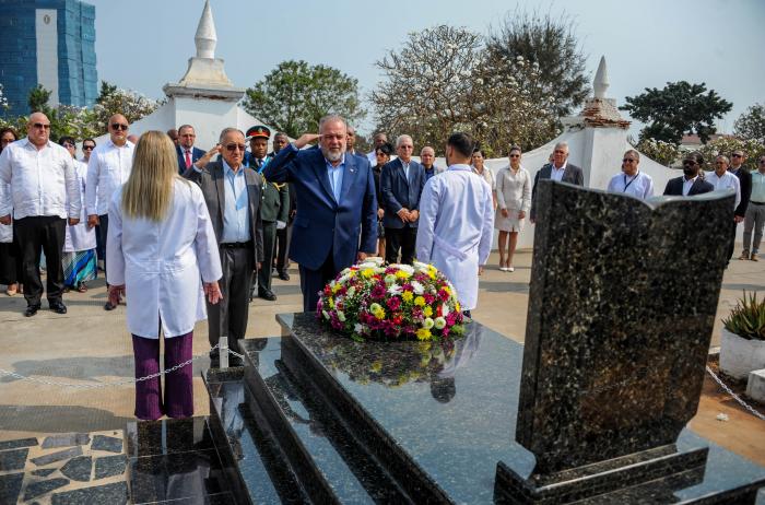 Visita Oficial del Primer Ministro, Manuel  Marrero Cruz, a La República Popular de Angola, , le acompaña el General de Cuerpo de Ejército, Ramón Espinosa Martín