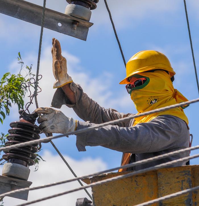 Labores de recuperación en la líneas eléctricas y telefónicas tras el paso del huracán Ian por la provincia Pinar del Río