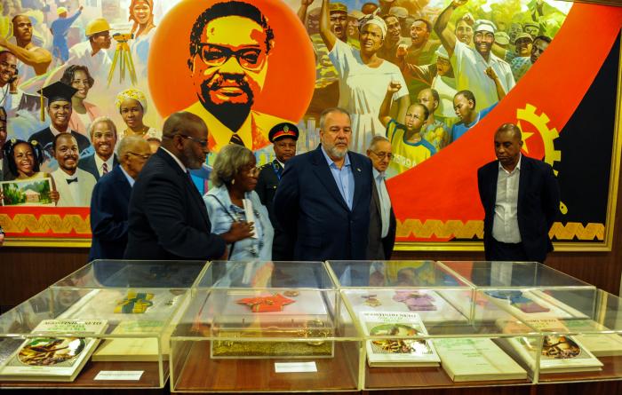 Visita Oficial del Primer Ministro, Manuel  Marrero Cruz, a La República Popular de Angola, rinde homenaje a Agostuino Net5o en el Memorial en su nombre en la ciudad de Luanda , le acompaña el General de Cuerpo de Ejército, Ramón Espinosa Martín