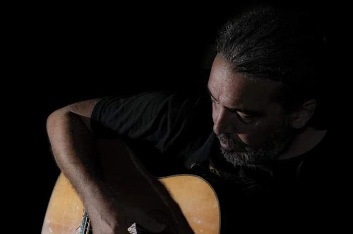 El trovador Ariel Díaz. foto tomada del perfil de facebook del artista