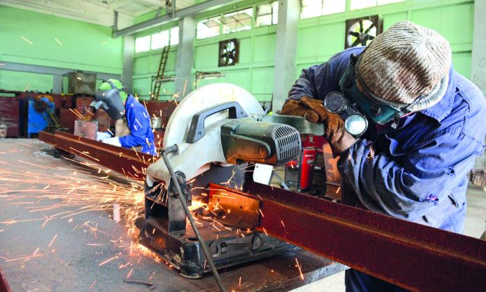 Las fuerzas especializadas de la Central Termoeléctrica 10 de Octubre, del municipio camagüeyano de Nuevitas, garantizan las reparaciones de la industria agramontina, en Camagüey, Cuba, el 8 de julio de 2022.     ACN  FOTO/ Rodolfo BLANCO CUÉ/ rrcc