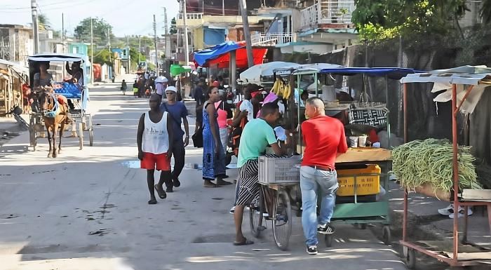 La calle 7 oeste, desde el 2 hasta el 8 sur; ciudad de Guantánamo, horas antes de ser tomada la foto, las 
autoridades habían actuado en el sitio
