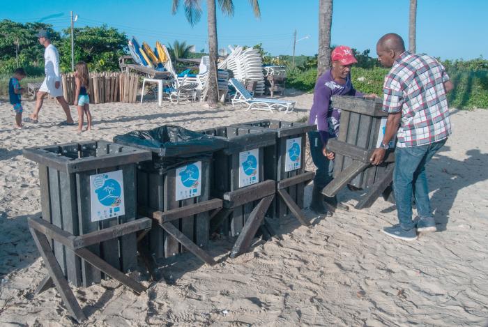 Acciones para cuidar el medio ambiente.Diferentes grupos etareos contribuyen a la limpieza de areas de la playa guanabo