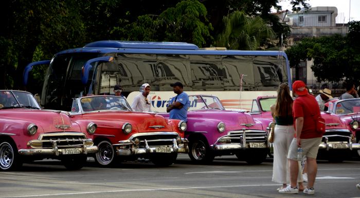Piquera de taxis descapotables y clasicos en Zulueta, en el parque Central,  en La Habana Vieja