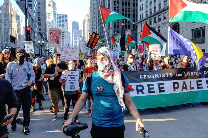 En las afueras de la Convención se realizan protestas contra el gobierno de Biden-Harris, 
por su proceder ante la agresión sionista. foto: getty images