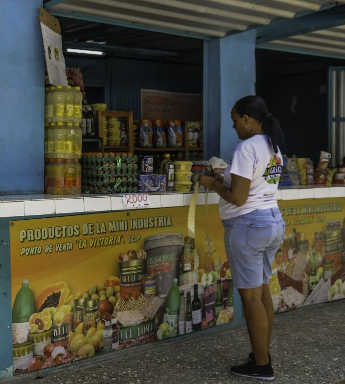 La norma establece que los tcp quedan obligados a abrir y operar una cuenta bancaria en una sucursal de un banco comercial cubano. foto:  José M. Correa