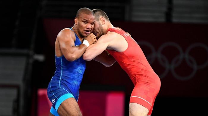 El ucraniano Jean Beleniuk (izquierda), ganador de un conjunto completo de medallas olímpicas se despidió de los colchones en París. foto: uww