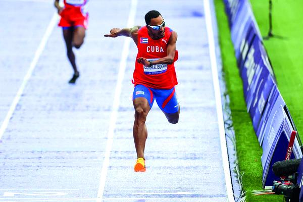 Raciel González compite en la primera ronda de los 100 m T47 del atletismo con sede en Estadio de Francia durante los Juegos Paralìmpicos París 2024, el 30 de Agosto de 2024 en Paris, Francia. FOTO: Calixto N. Llanes/Periódico JIT (Cuba)