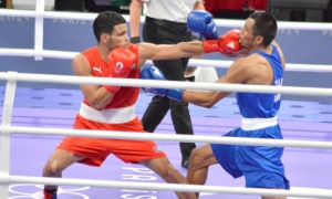 Erislandy Álvarez estuvo cerca de propinarle un conteo de protección a su rival en el segundo asalto. 
foto: Ricardo López Hevia 