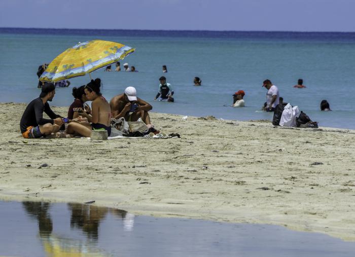 La Playa de Santa María del Mar continúa entre las preferidas por los habaneros y los visitantes. foto: José M. Correa