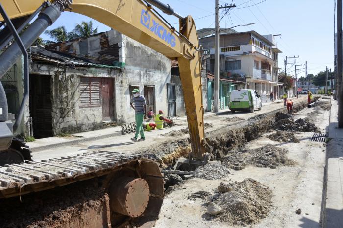 Obra hidraulica de Aguas de La Habana en la calle Saldo en el Cerro.