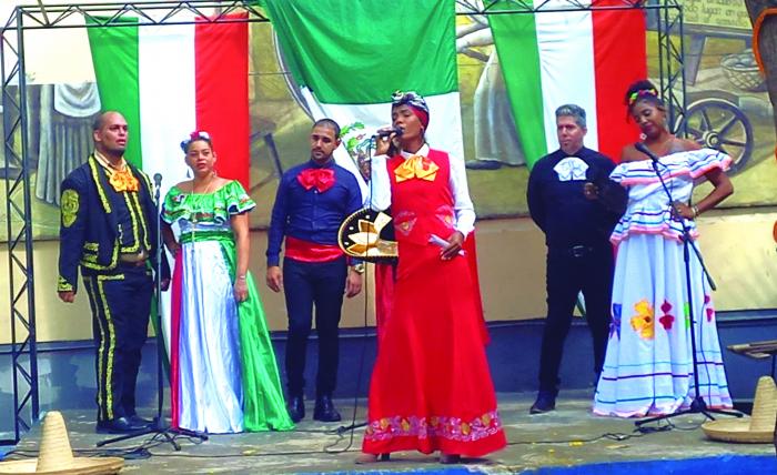 Representantes de la Academia de Canto Mariana de Gonitch, que dirige el maestro Hugo Oslé, en una de sus peñas mexicanas. foto de la autora