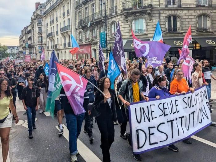Francia protesta contra «golpe de Estado» de Macron