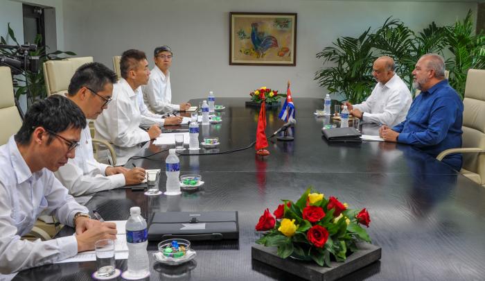 El Primer Ministro, Manuel Marrero Cruz, recibe al Exmo SR Embajador de China en la sede del Consejo de Ministros