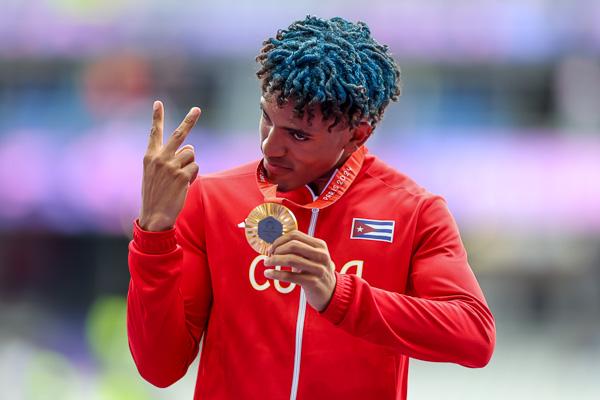 Robiel Yankiel Sol Cervantes recibe su medalla de oro