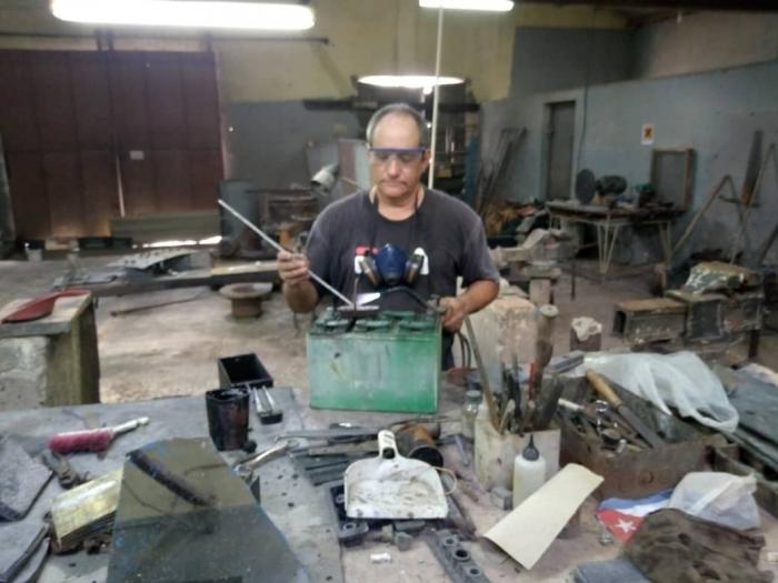 «Nuestra mipyme se dedica a la reparación parcial o total de los acumuladores en uso», detalla Carlos González.
FOTO DEL AUTOR