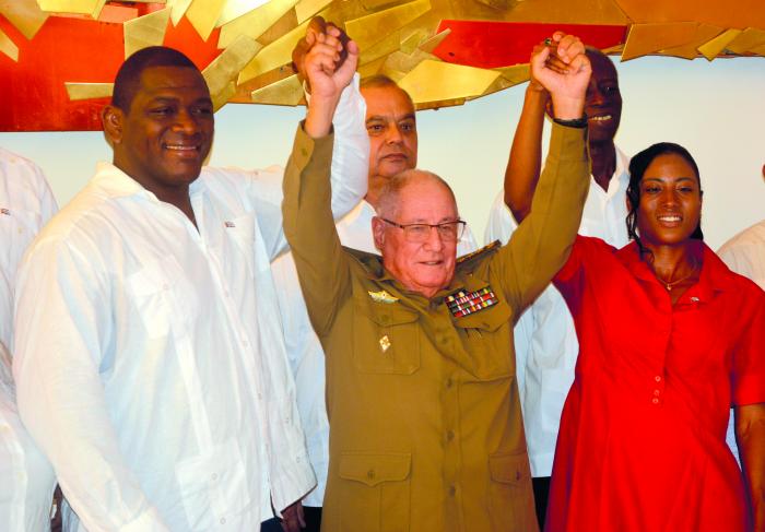 El miembro del Buró Político y ministro de las far, general de Cuerpo de Ejército Álvaro López Miera, les entregó a Mijaín y a Omara el invicto machete. foto: Juvenal Balán