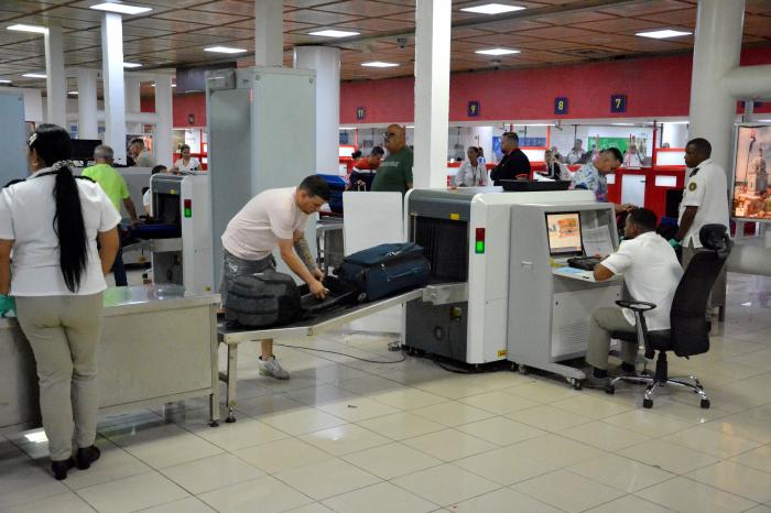 Cuba-Areopuerto-Migracion y Aduana