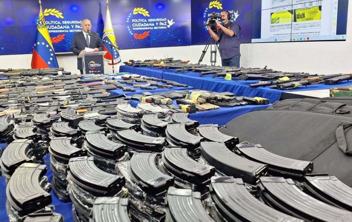 Las autoridades de Venezuela exhibieron las armas incautadas a un grupo de 14 individuos, con el fin de desestabilizar la nación bolivariana.