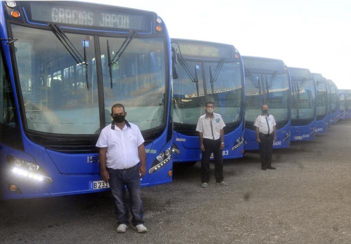 En medio de la covid-19, Japón donó a Cuba, además de insumos médicos, ómnibus para el transporte público urbano. foto: Ismael Batista ramírez 