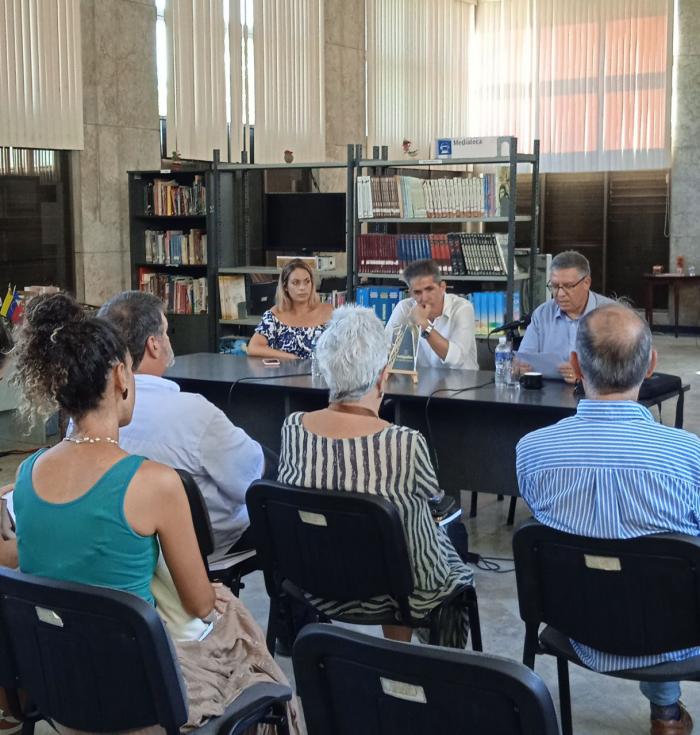 Presentación de Antiguallas, de Leonardo Sarría, en Café Bachiller