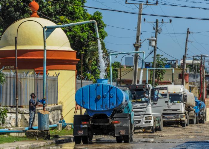 Ante la afectación del suministro de agua por redes, se hacen entregas mediante pipas, aunque insuficientes. foto: José manuel Correa