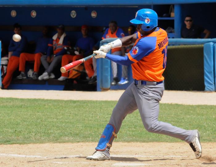 Yunier Mendoza (18) 1B SSP en el choque entre Industriales y Sancti Spíritus, 59 Serie Nacional de Beisbol, desarrollado en el Estadio Latino Americano del Cerro