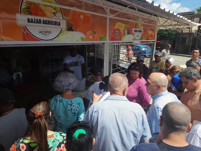 Morales Ojeda llegó al bazar agrícola de nuevo tipo, de Acopio. foto del autor