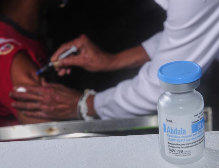 Aplican última dosis del candidato vacunal Abdala en pobladores del municipio de Boyeros, consultorio #26, reparto Naroca, Consejo Popoular Nuevo Santiago, Boyeros.