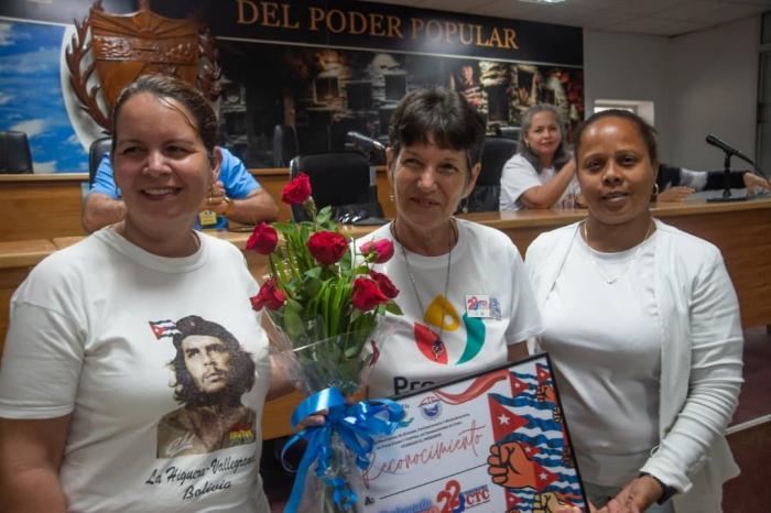 Isa Álvarez León, al centro, tras su elección como delegada directa al xxii Congreso de la ctc.  
foto: Fabio Artiles Vilches