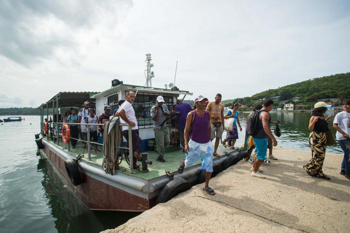 La lancha que conecta a Cayo Granma con tierra firme ya realiza diez viajes por día, gracias a las gestiones de la delegada de circunscripción. foto: Naturaleza Secreta
