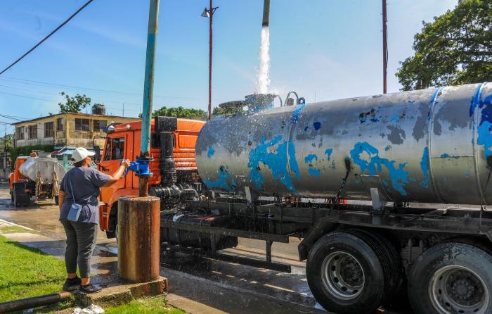 Llenado de las pipas de agua en los tanques de Palatino para distribuir a la ciudad