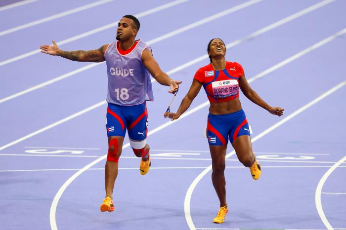 Omara Durand y su guía Yuniol Kindelán FOTO: Calixto N. Llanes/Periódico JIT (Cuba)