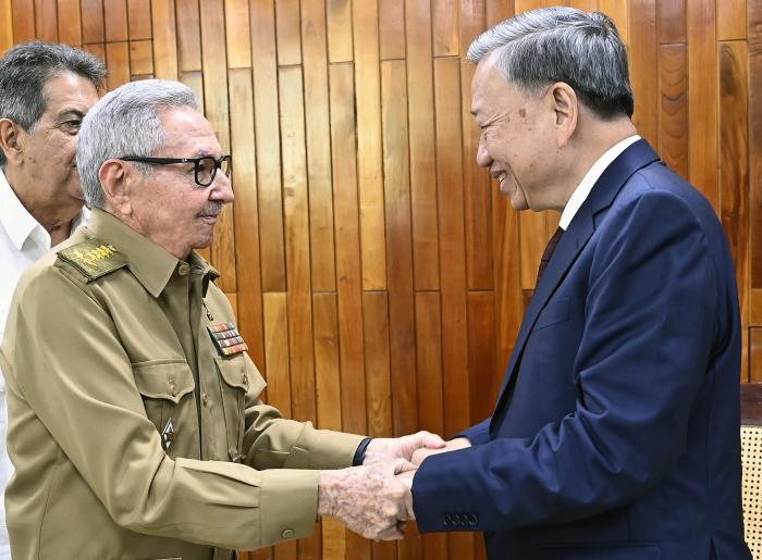 Raúl Castro y To Lam