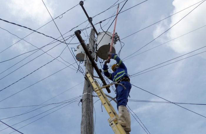 Restablecen el servicio eléctrico