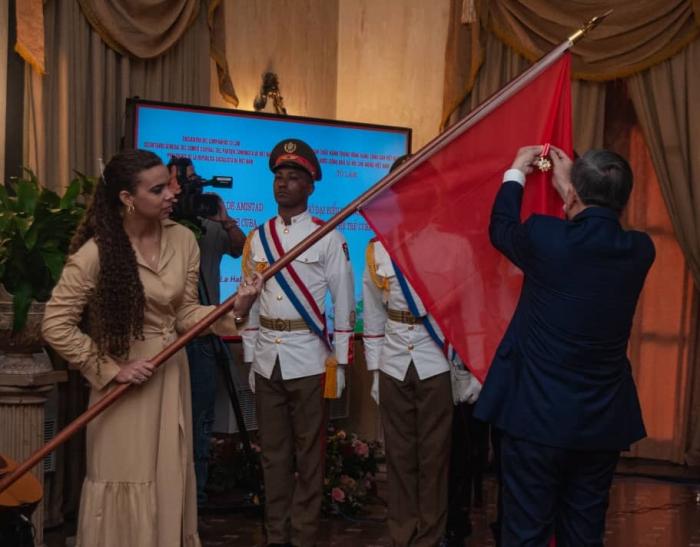 Tras recibir la condecoración, Echavarría agradeció el gesto y recordó la presencia de la juventud y el pueblo cubano en la pasada lucha por la liberación de Vietnam. foto: Dunia álvarez palacios