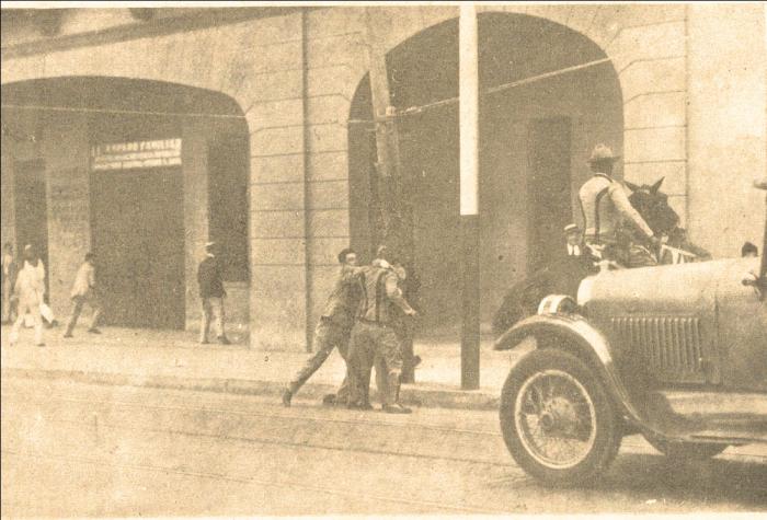 Rafael Trejo, segundos antes de ser baleado por el policía con quien forcejeaba, en la manifestación revolucionaria del 30 de septiembre de 1930. foto tomada del sitio web de la Biblioteca Nacional José Martí