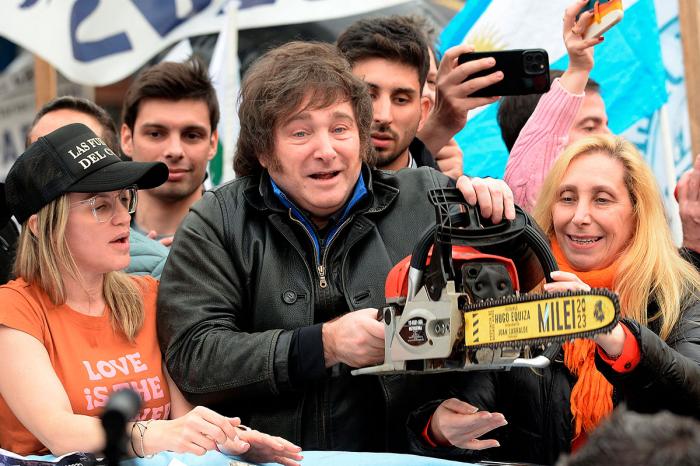 Cuando Cristina Fernández lo acusó de ser un showman, este no rechazó el término: «los nuevos tiempos requieren un poco de show», replicó Milei. foto: AFP
