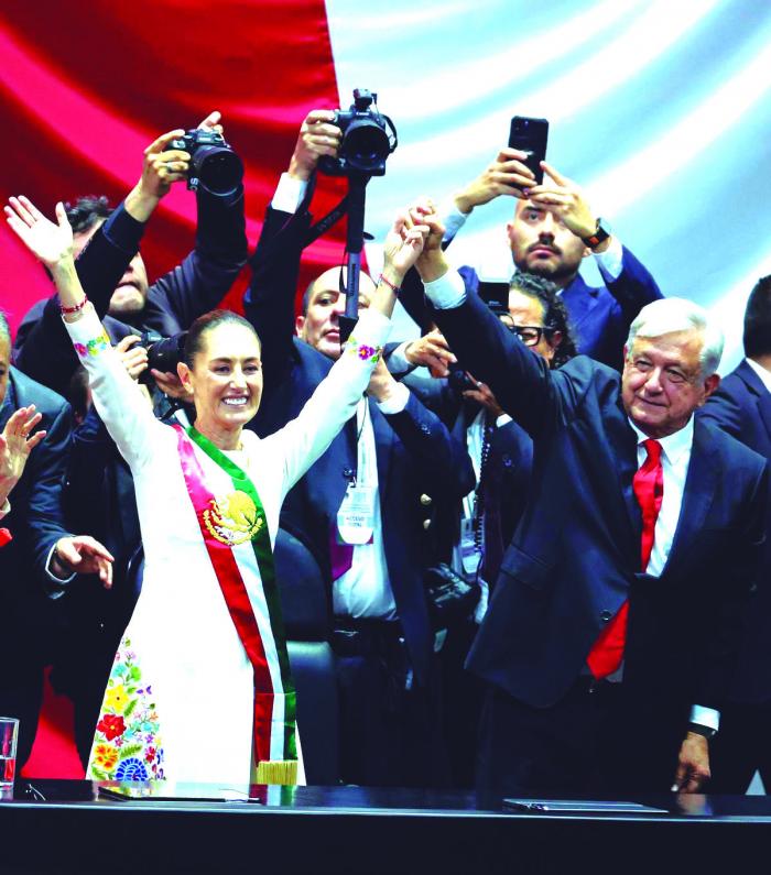 «Ha sido un honor luchar con usted. Hasta siempre hermano, amigo, compañero, Andrés Manuel López Obrador», expresó la nueva Presidenta de México. foto tomada del periodico.com