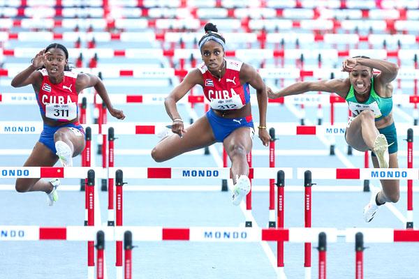 Cubanas Greisys Roble (centro) y Keily Pérez (izquierda) compiten en la final de 110 metros con vallas