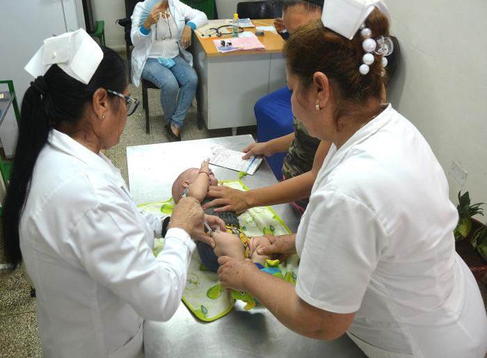 Pneumosil 10 valente protege contra los diez serotipos de neumococo de mayor circulación. foto: Frank Aparicio 	