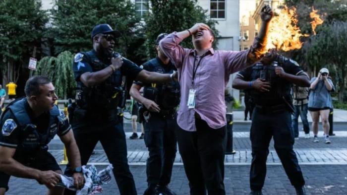 Fotoperiodista se prende fuego frente a la Casa Banca