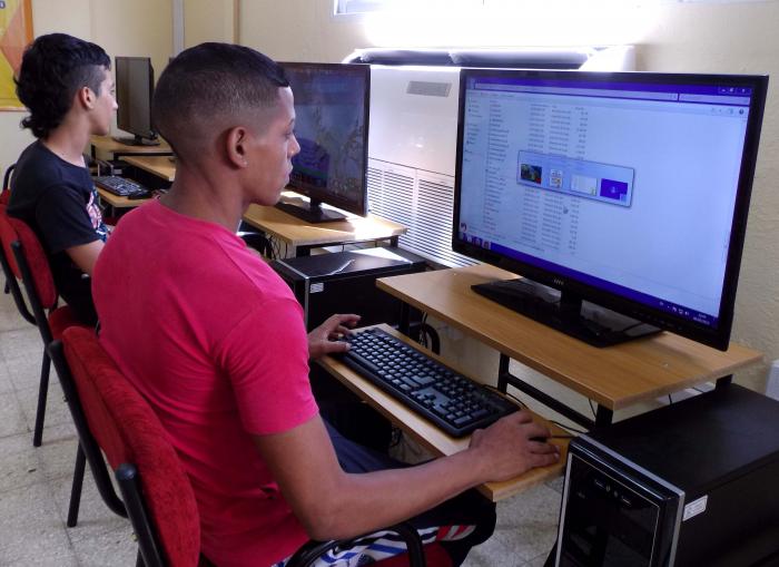 Se pueden potenciar las exportaciones entre los cubanos residentes en el exterior y las empresas, 
así como los productos nacionales asociados a las tic. Foto: miguel febles hernández