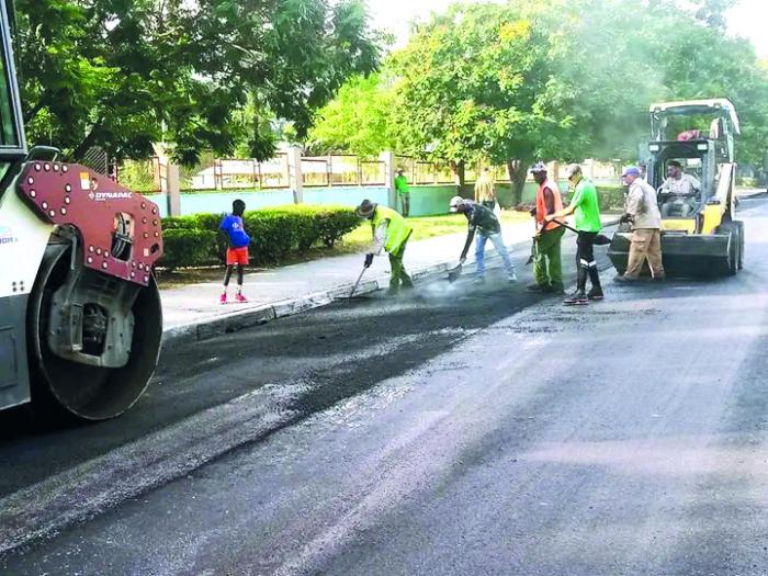 En 2024, en Santiago de Cuba se ha previsto contar con unas 27 400 toneladas de asfalto caliente y alrededor de 4 000 de asfalto frío. FOTO: LUIS ALBERTO PORTUONDO