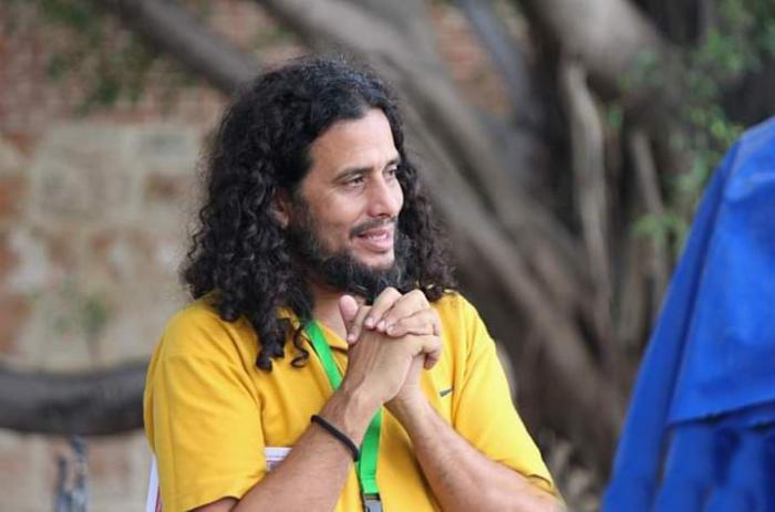 Para Karel, el camino pasa por ir a las personas, con propuestas enaltecedoras