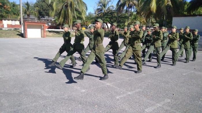 Durante el período de preparación los reclutas reciben entrenamiento de infantería.
