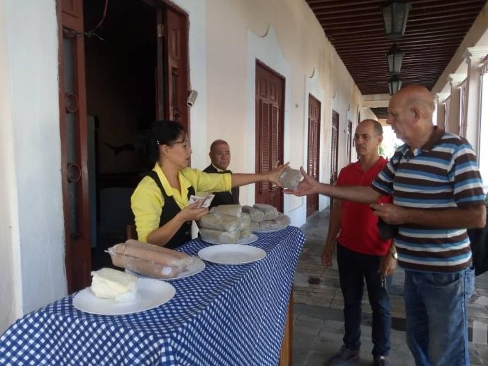 Expendio de alimentos en la población en los portales del restaurante El Polinesio