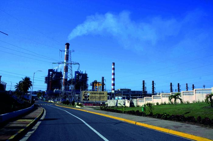 En la cte Carlos Manuel de Céspedes se decidió detener el mantenimiento de la máquina 4 e iniciar 
los trabajos para su incorporación en las próximas 48 horas. Foto: Modesto Gutiérrez