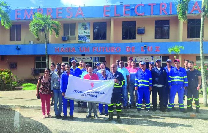 A las brigadas que ya se encuentran en suelo guantanamero, provenientes de Santiago de Cuba, Holguín y otras provincias, se ha sumado una Formación Eléctrica Especial camagüeyana. foto: jorge enrique jerez